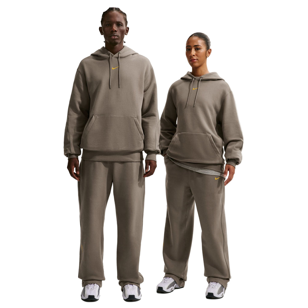 Pantaloni da tuta NOCTA Fleece CS con orlo aperto GRIGIO OLIVA/GRIGIO OLIVA/GIALLO OCRA