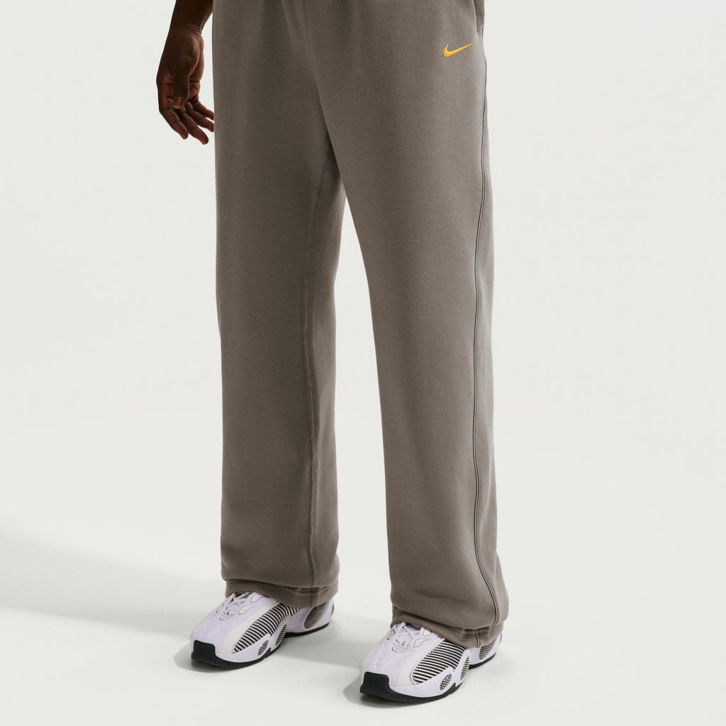 Pantaloni da tuta NOCTA Fleece CS con orlo aperto GRIGIO OLIVA/GRIGIO OLIVA/GIALLO OCRA