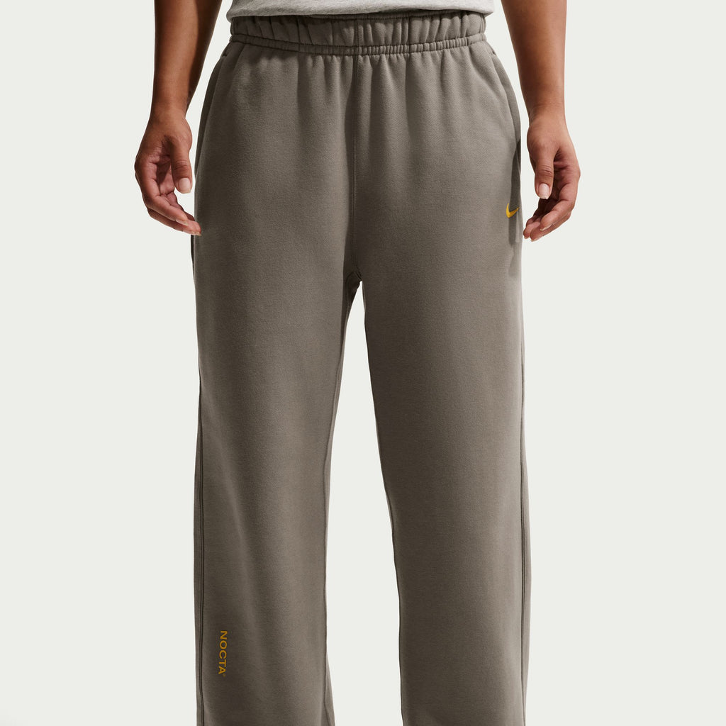 Pantaloni da tuta NOCTA Fleece CS con orlo aperto GRIGIO OLIVA/GRIGIO OLIVA/GIALLO OCRA