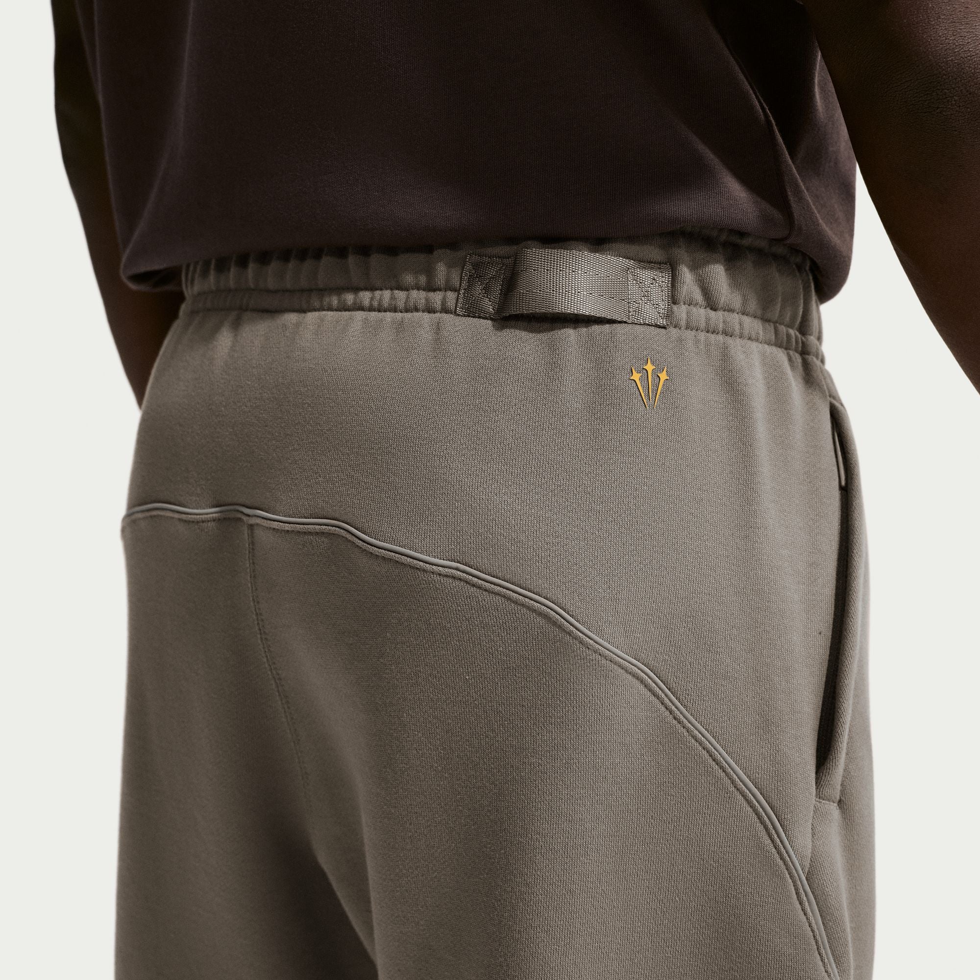 Pantaloni da tuta NOCTA Fleece CS con orlo aperto GRIGIO OLIVA/GRIGIO OLIVA/GIALLO OCRA