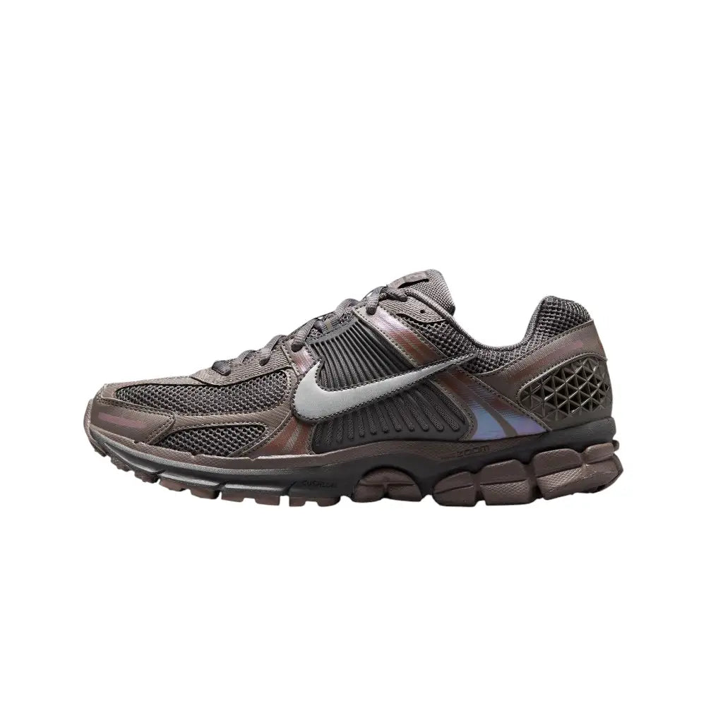 Nike Zoom Vomero 5 Cave Stone side view with gray and brown color scheme.