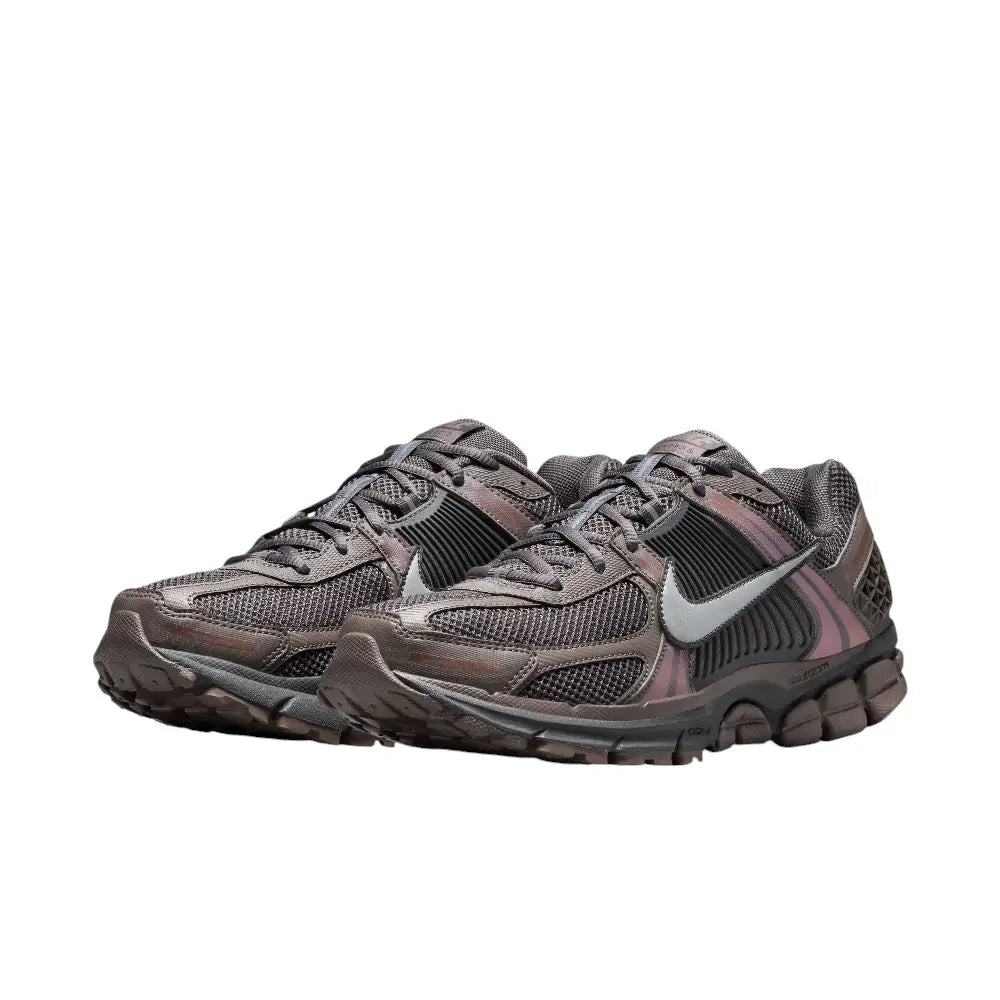 Nike Zoom Vomero 5 Cave Stone stylish running shoes with grey and pink accents.
