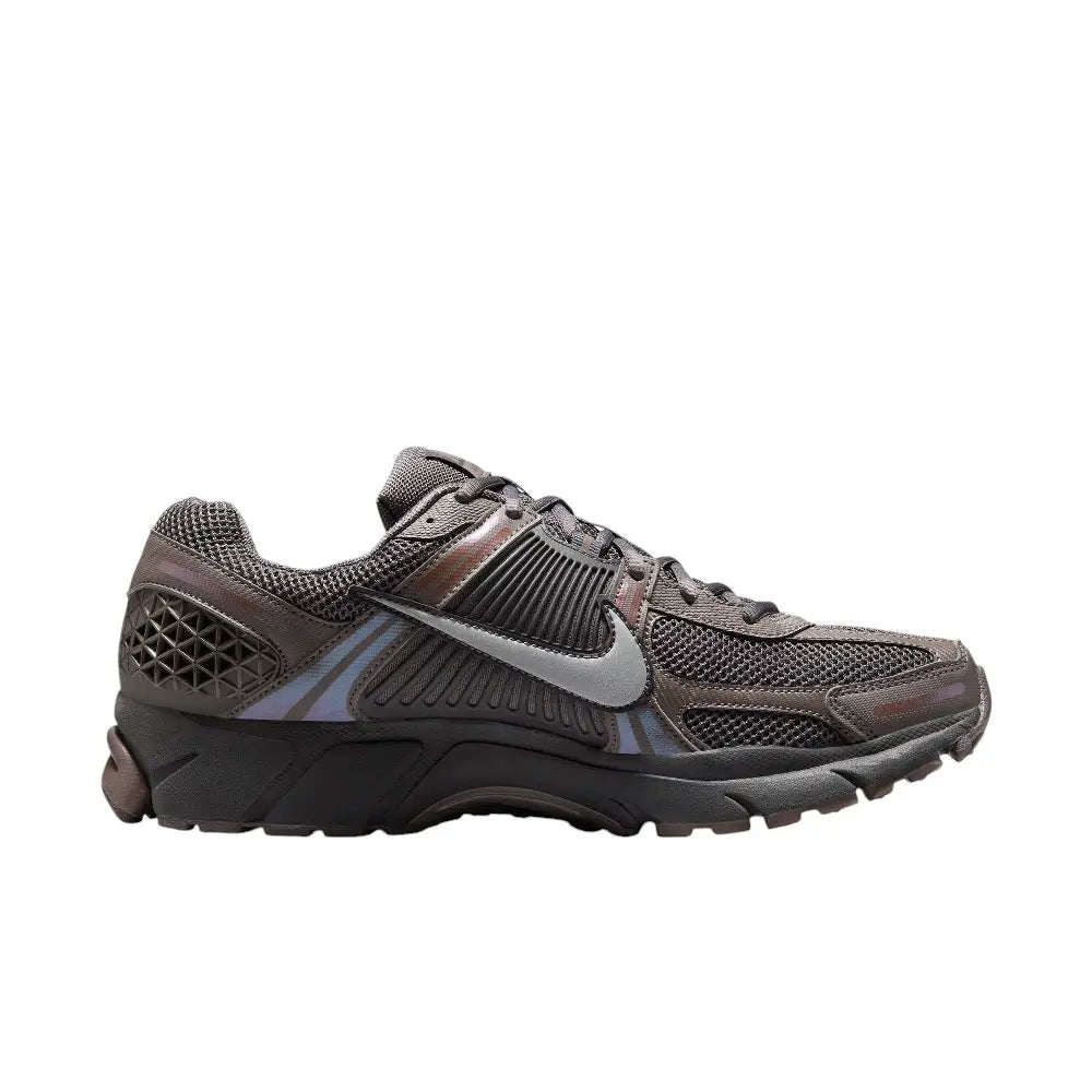 Nike Zoom Vomero 5 Cave Stone running shoes in black and grey side view.