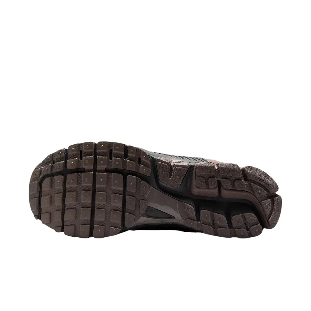 Nike Zoom Vomero 5 Cave Stone shoe outsole view, highlighting its traction and design features.